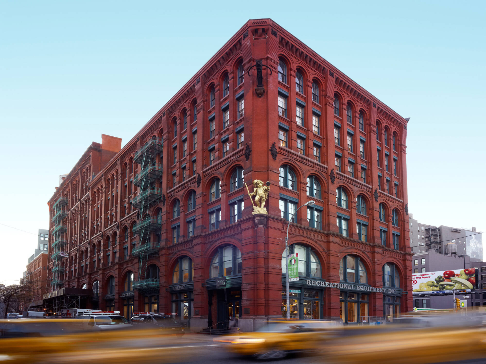 M03 130936 00 REI C02h Exterior Blue WEB